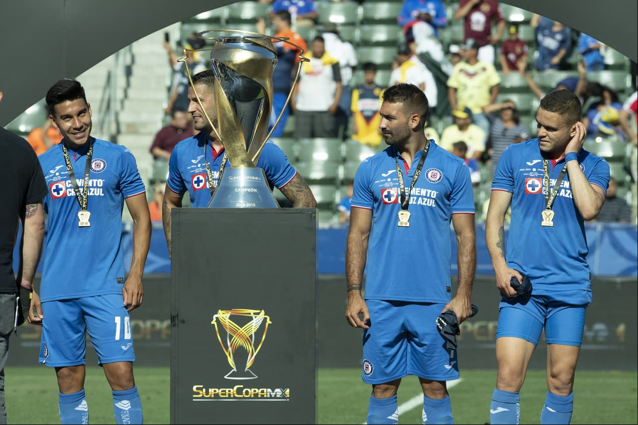 Los títulos se festejan como se debe, con alegría, con satisfacción y con la esperanza de cosechar más. Les compartimos los mejores momentos de la premiación y de los festejos de Cruz Azul luego de golear al Necaxa en el partido de la Supercolpa MX en California. La Máquina pitó y pitó.