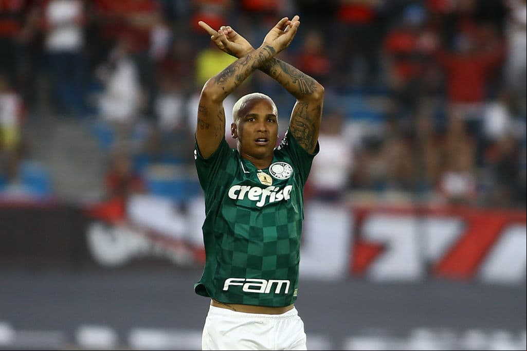 Con un gol de Deyverson al minuto 95, Palemiras rompe el empate en los tiempos extras, vencen 2-1 al Flamengo y levantan el título de la Copa Libertadores por segundo año consecutivo.