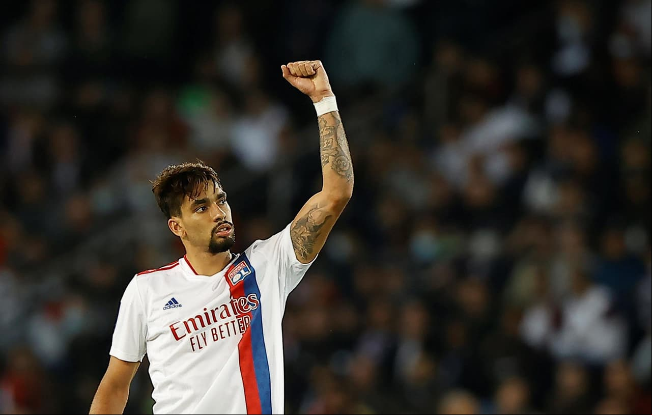 Paris Saint-Germain obtiene victoria de último minuto sobre el Lyon 2-1, durante la Jornada 6 de la Ligue 1. Lucas Paquetá le daba la victoria al equipo visitante, sin embargo, tras el penal cobrado de Neymar, ya se igualaban las cosas en el Parque de los Príncipes. Fue al minuto 90+3' cuando Mauro Icardi logró hacer el segundo gol y darle la victoria a les bleus.