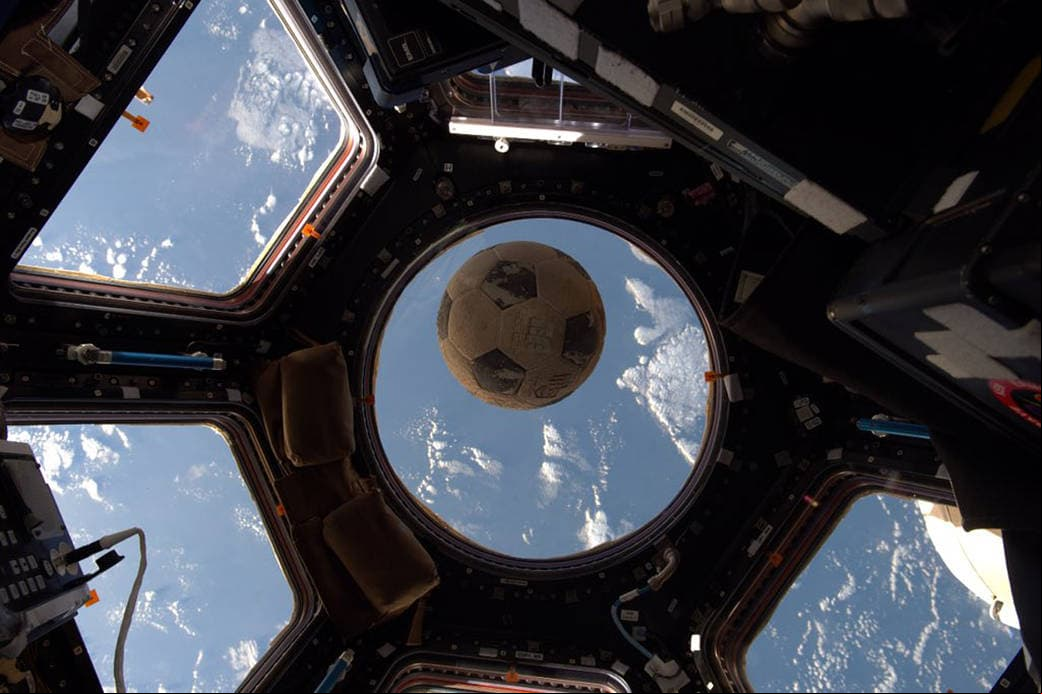 El balón de fútbol en la Estación Espacial Internacional.