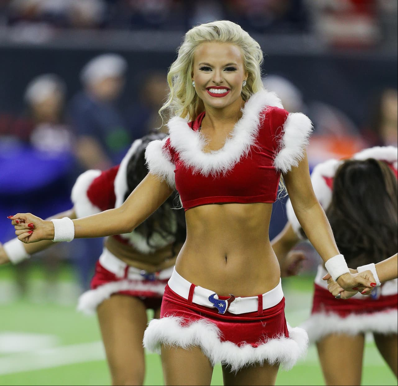 Los colores de la Navidad y personajes representativos como Santa Claus, el Grinch y los renos estuvieron en la jornada de la NFL, que tuvo en la belleza de las animadoras y la alegría de los fanáticos la combinación perfecta.