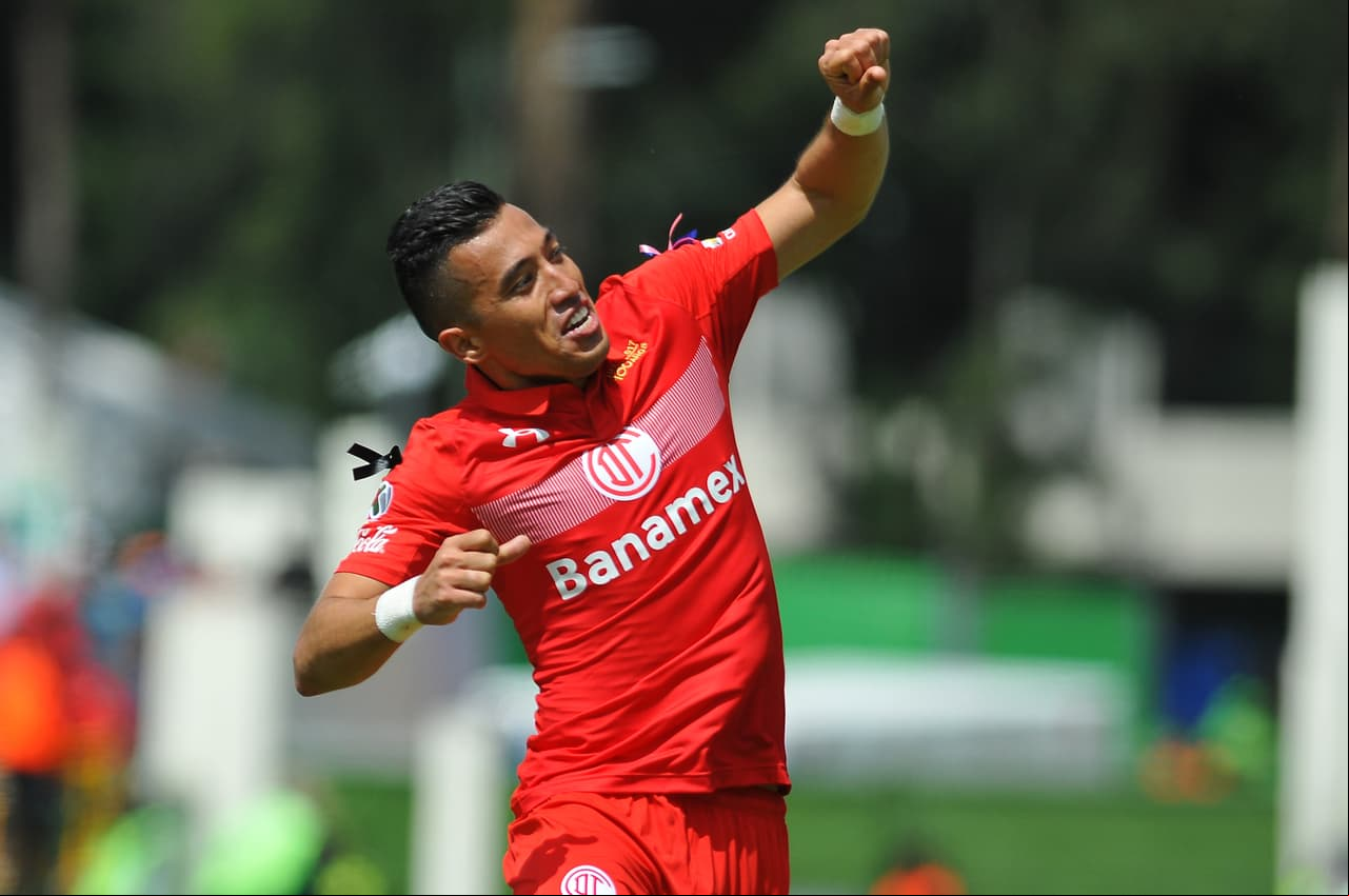 Uribe se caracteriza, a pesar de no ser muy alto, por su excelente juego aéreo en ataque. Lleva 33 goles en 56 partidos con el equipo mexicano.