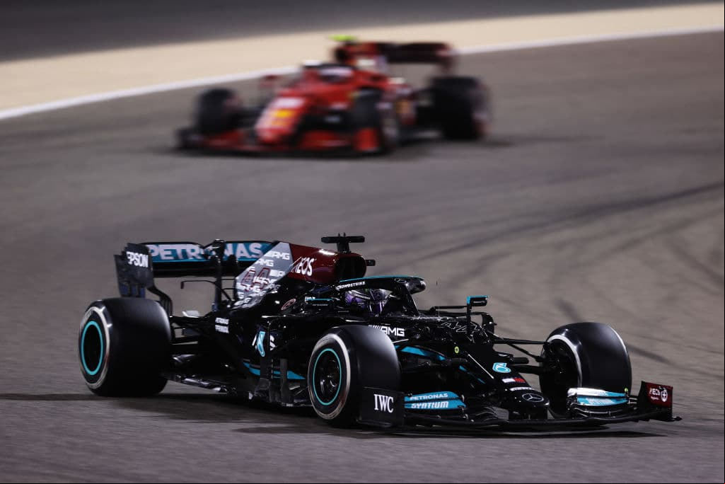 Inicia la Formula 1 con muchas sorpresas, Lewis Hamilton se corona campeón del primer Grand Prix del año, mientra que el mexicano Sergio Pérez, de ir en último lugar por un problema en su monoplaza, terminó quinto lugar en su debut con la escudería Red Bull. Su compañero Max Verstappen logró la segunda posición, mientras que Valtteri Bottas quedó en tercer lugar con Mercedes Benz.