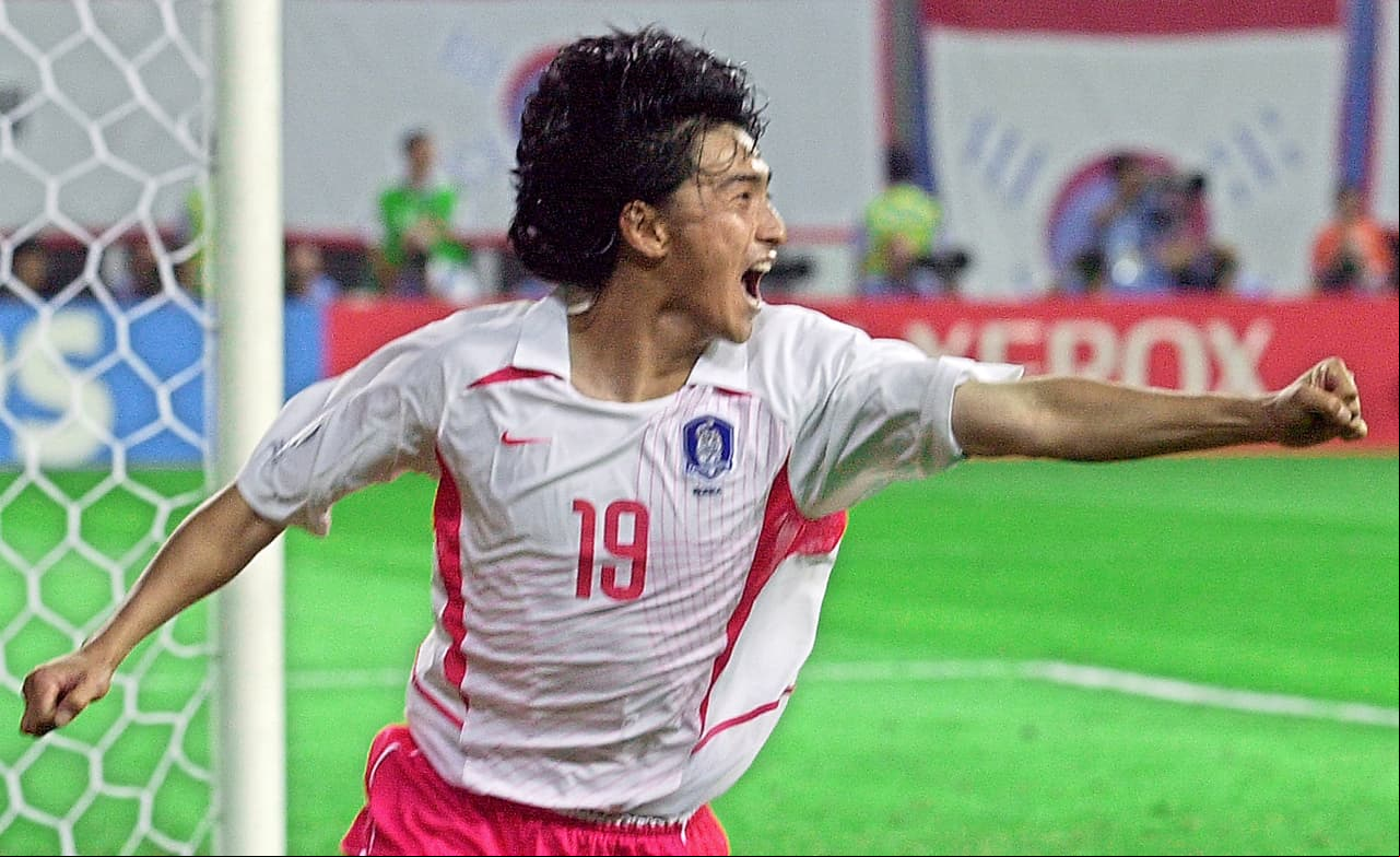 El jugador coreano Ahn Jung-Hwan, que anotó el gol para su país, luego fue desvinculado del Perugia de Italia, equipo en el que militaba pero que luego de este partido decidió su despido.