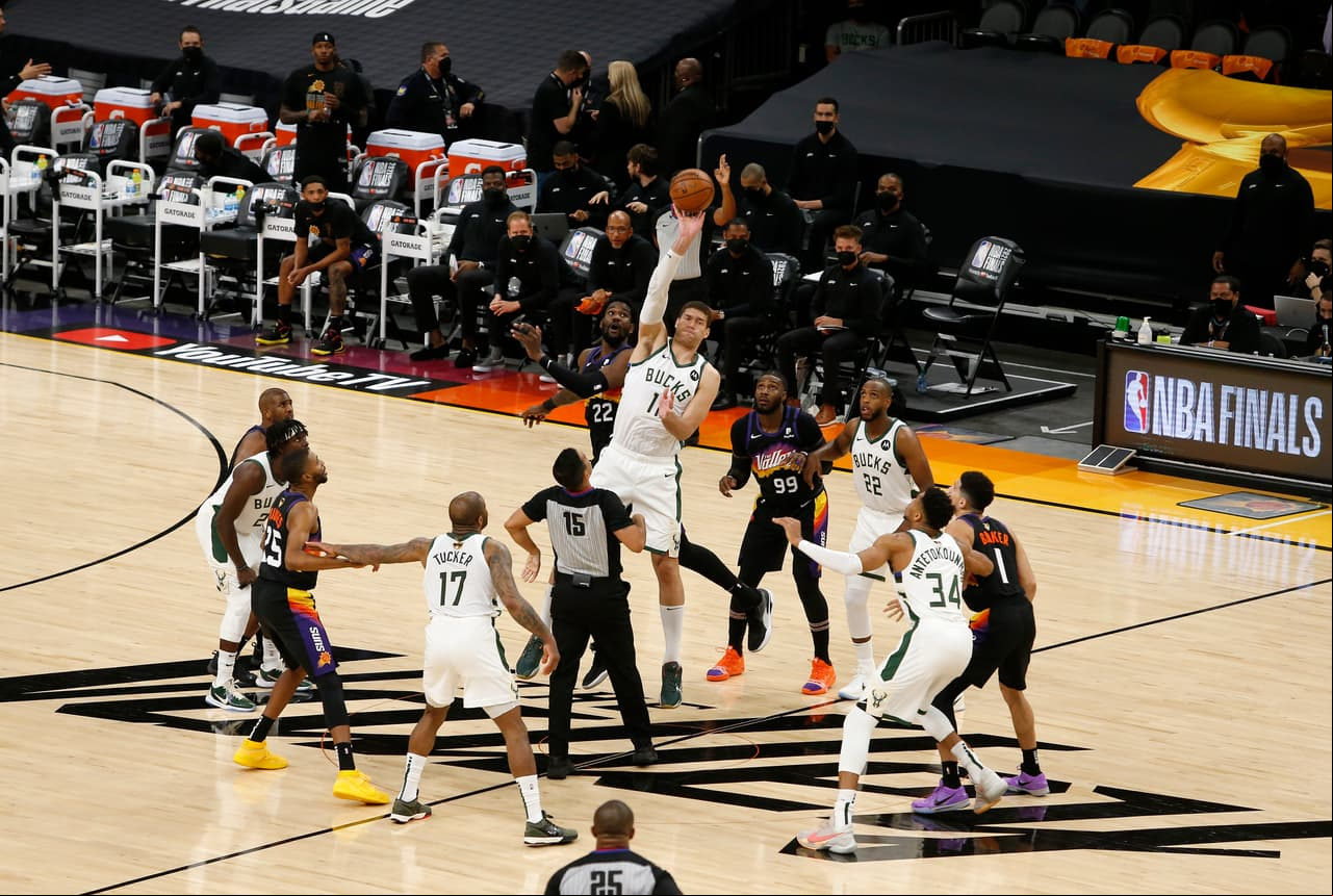Los Suns encaraban el Juego 2 con la sensible baja de Dario Saric por rotura de ligamentos. Los Bucks contarían con un sano Giannis que no presentó dolor en la rodilla tras el primer partido.