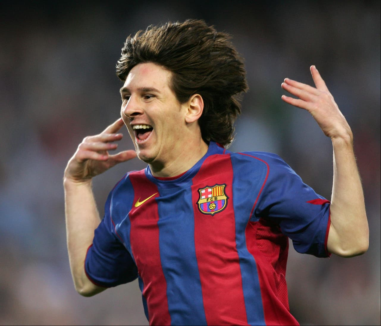 Jugó sus primeros partidos en la temporada 2004-2005 y allí marcó sus primeros goles. Estaba bajo la batuta de cracks como Deco, Ronaldinho y Eto'o.