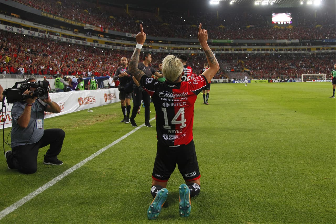 Luego de media hora sin emociones, Luis Reyes despertó al Jalisco al abrir a la banda y rematar el centro con la frente para el 1-0 de Atlas.