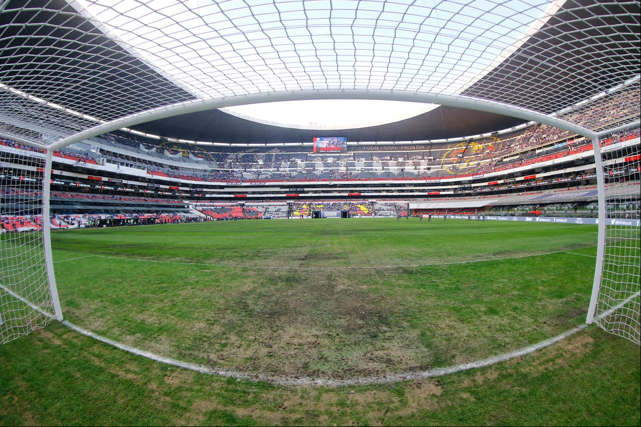 Así lució el campo del Azteca para el partido del sábado anterior entre los Lobos BUAP y Cruz Azul, sobre todo la cabcera norte donde se montó el escenario para un concierto del canal Telehit.