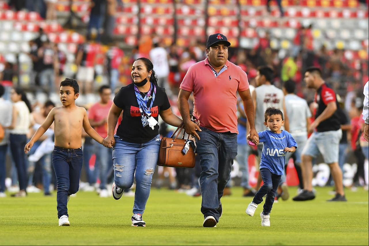 Corría el minuto 60 del partido entre Atlas y Querétaro cuando la violencia se desató en la tribuna, aficionados invadieron la cancha y luego las barras hicieron lo propio en penosas imágenes.