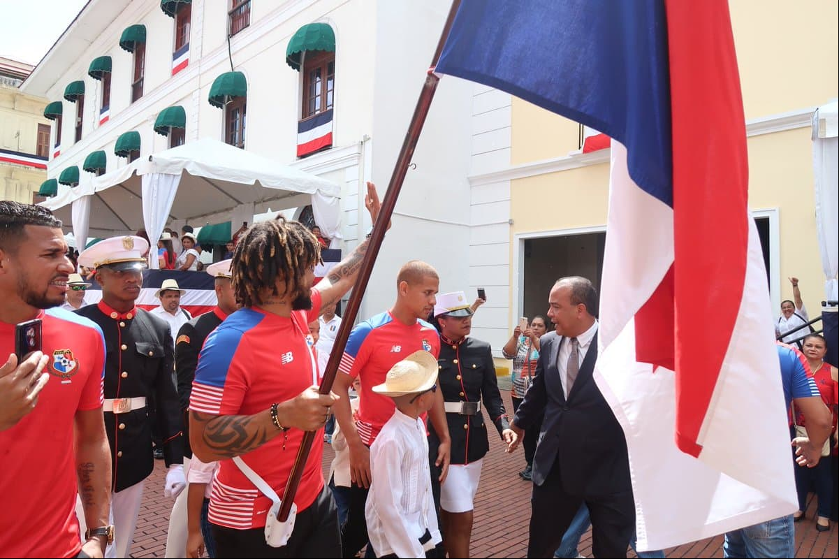 Héroe en Seattle, héroe en Panamá: Román Torres encabeza el desfile patrio en su país