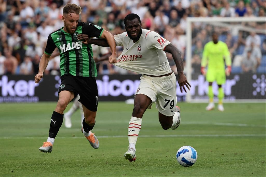 El AC Milan, tras once años, volvió a ganar el título de la Serie A tras imponerse este domingo por 0-3 al Sassuolo, resultado que impidió que su rival de patio, el Inter, se quedara sin opciones.