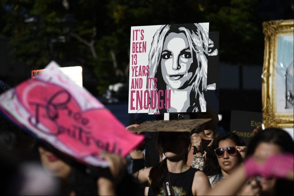 En una audiencia que no duró más de 40 minutos, un juez de California determinó que la tutela de Spears de casi 14 años "ya no era un requisito" y formalmente se puso fin.