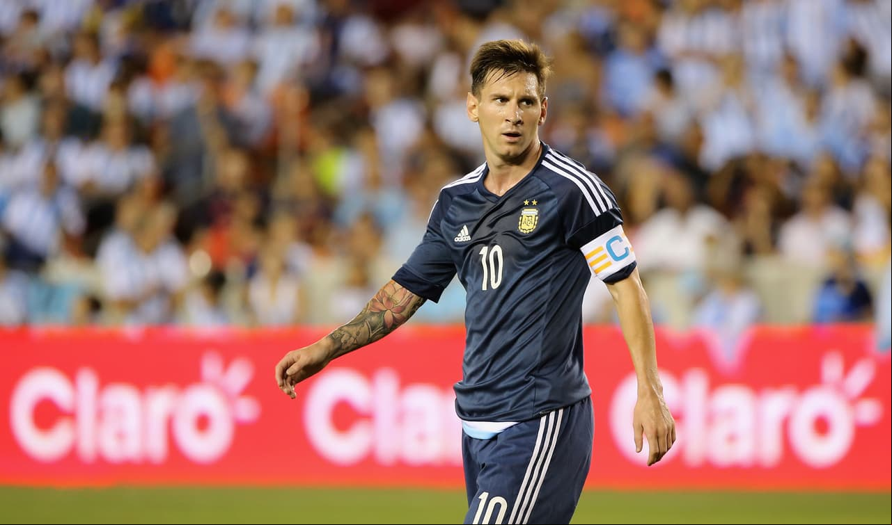 La Pulga marcó un doblete a los bolivianos y colaboró armando otro par de goles que metieron Agüero y Lavezzi. Hasta ese día todo era júbilo en Argentina tras una gran Copa América donde llegaron a la final y cayeron en serie de penales con el anfitrión Chile.