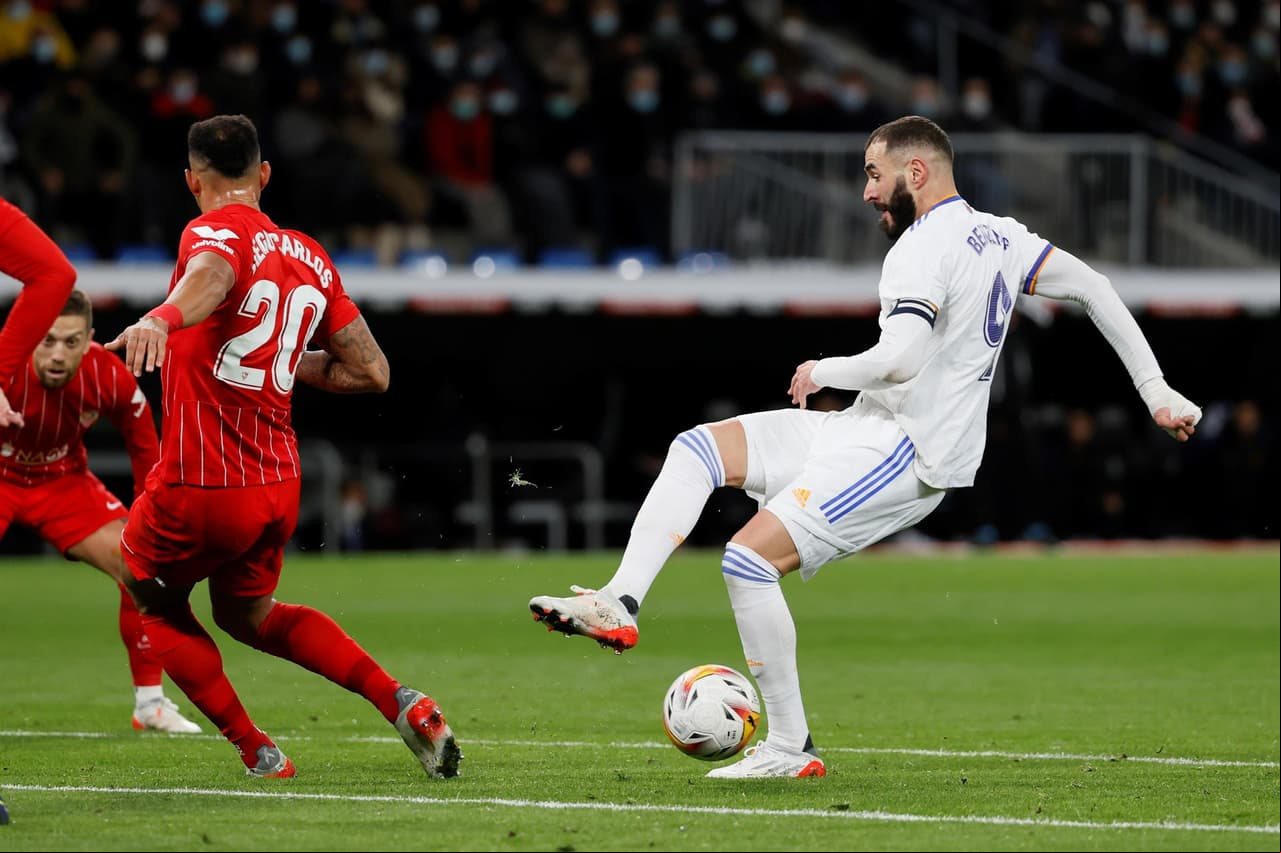 Real Madrid derrota al Sevilla 2-1 con anotaciones de Karim Benzema y Vinicius Jr durante la J15 en La Liga. El único tanto por parte del equipo visitante fue de Rafa Mir al inicio del encuentro. El equipo merengue es líder de la tabla.