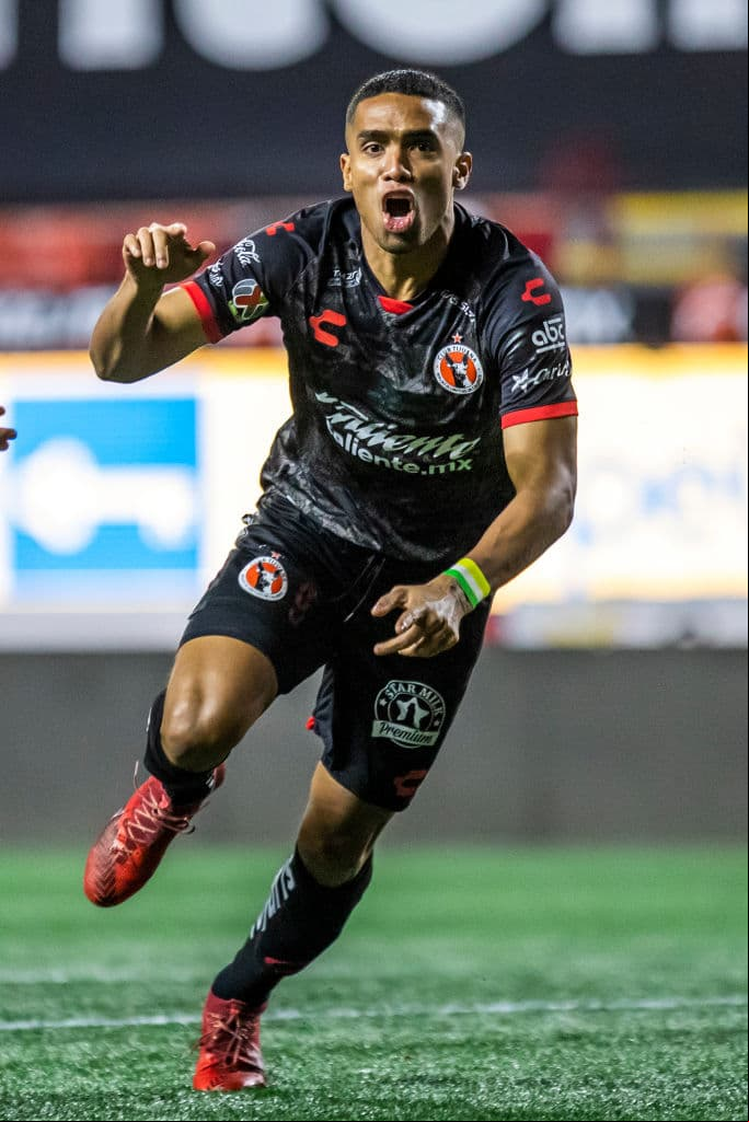 Manotas (6’) adelantó muy temprano a los locales y Castillo (90+5’) selló la victoria. Hacia el final del juego, León estuvo cerca de emparejar los cartones, pero el cancerbero de Xolos tuvo una buena actuación. Tijuana llegó a 12 puntos y ocupa el liderato de forma momentánea; León sólo ha sumado 4 unidades en la presente campaña.
