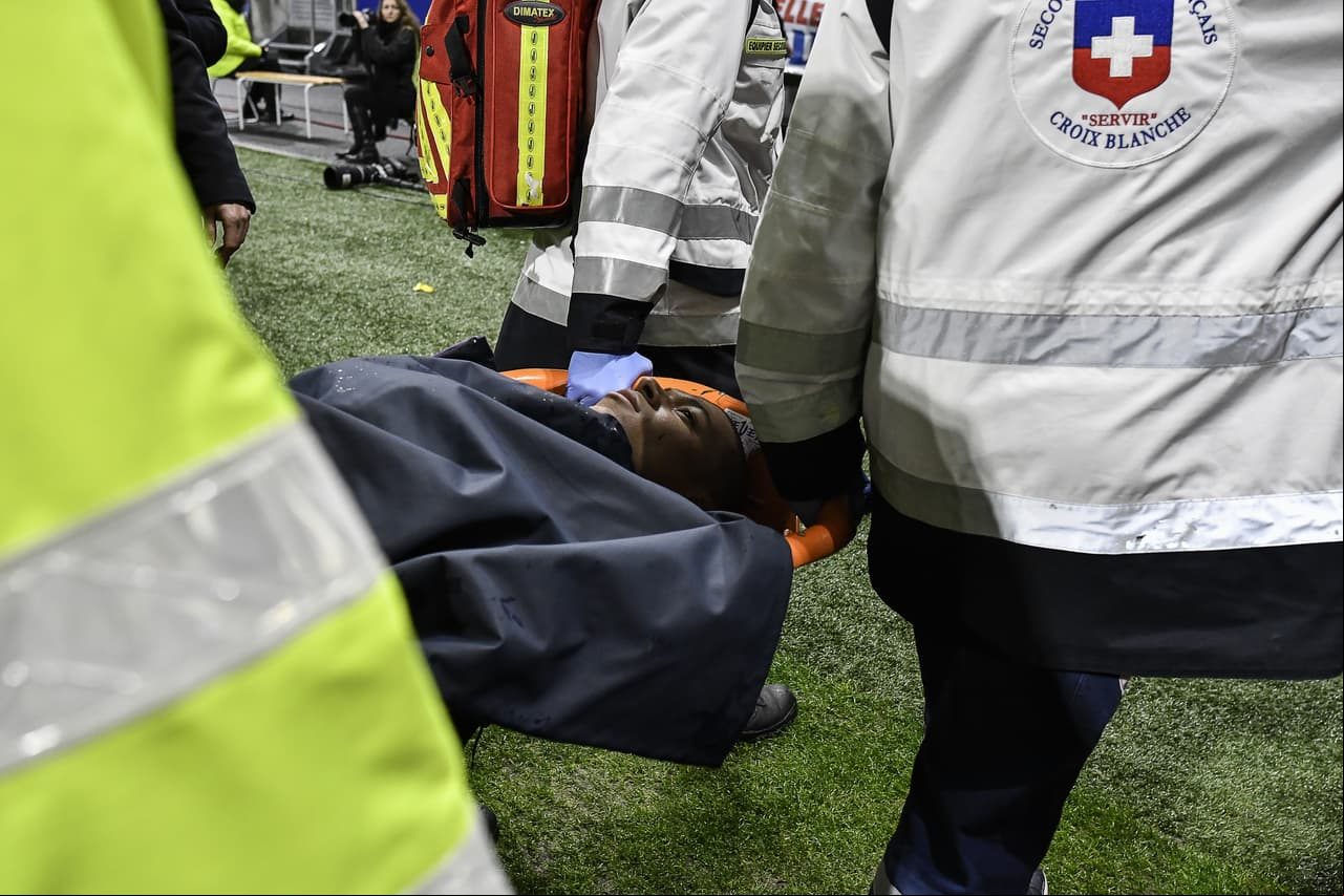 Mbappé fue retirado en camilla del partido ante el Lyon 