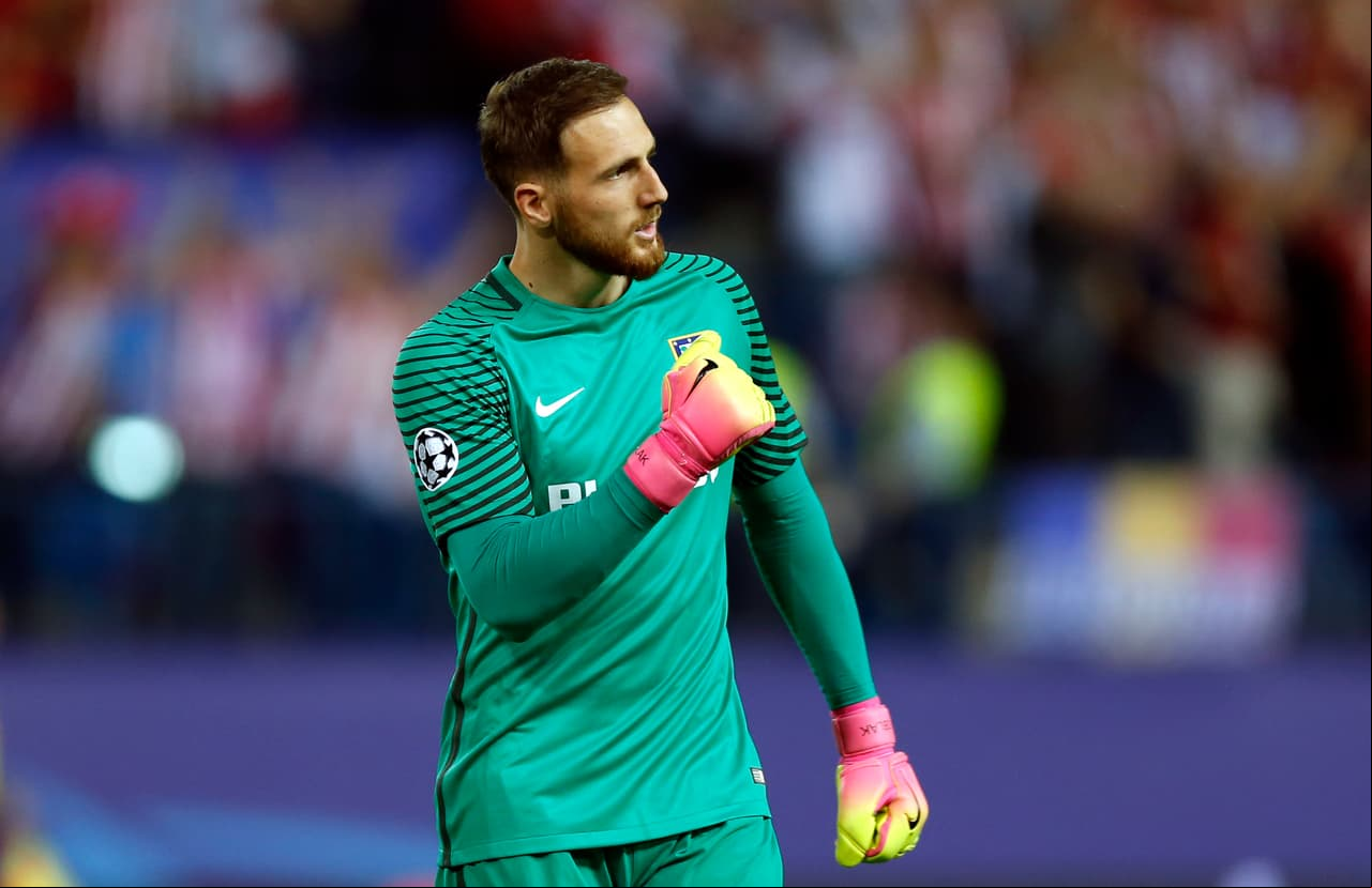 El excelente momento de Jan Oblak en el Atlético de Madrid lo pone como posible refuerzo del Manchester United, en caso de que David De Gea se vaya para el Real Madrid. El esloveno tendría el mismo destino que De Gea quien salió del 'Atleti' a los 'diabos rojos' años atrás.