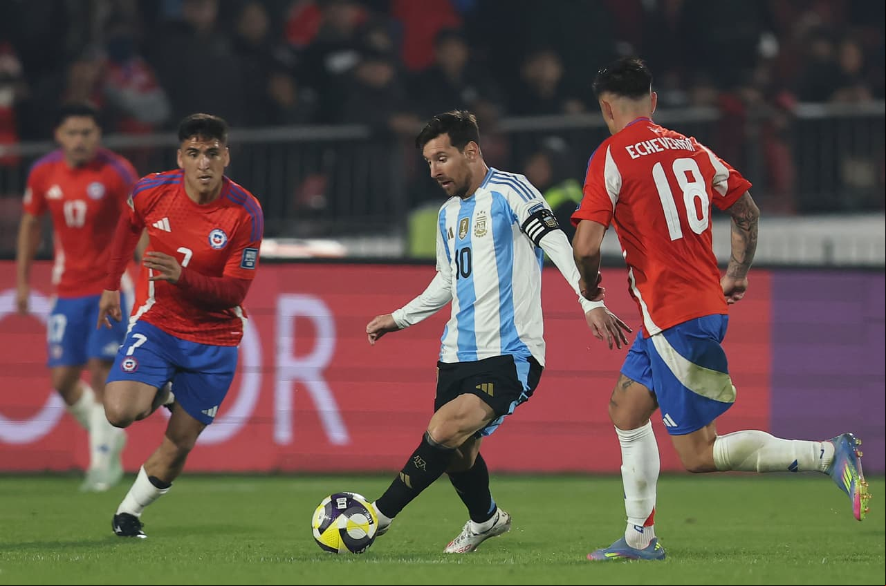 Argentina derrota a Chile y se mantiene como líder solitario en Conmebol