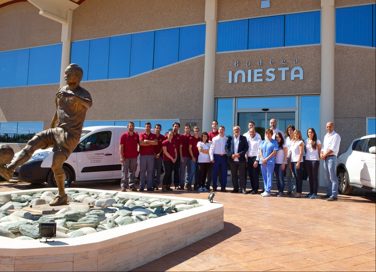 En la década de los 90 su padre, José Antonio Iniesta, dio inicio a Bodega Iniesta con una plantación de 10 hectáreas de viñedo, allí mismo, en el pequeño pueblo manchego.
