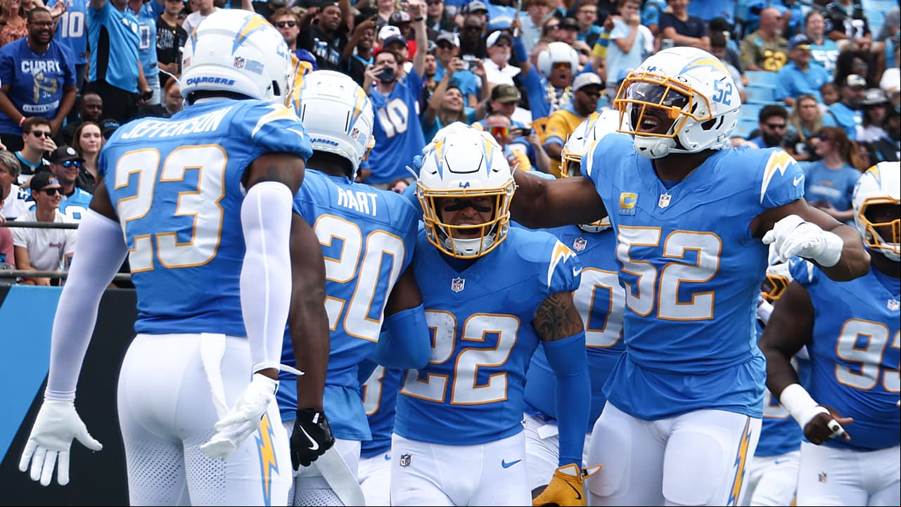 Jugadores de Los Angeles Chargers prueban la fruta con chilito y limón