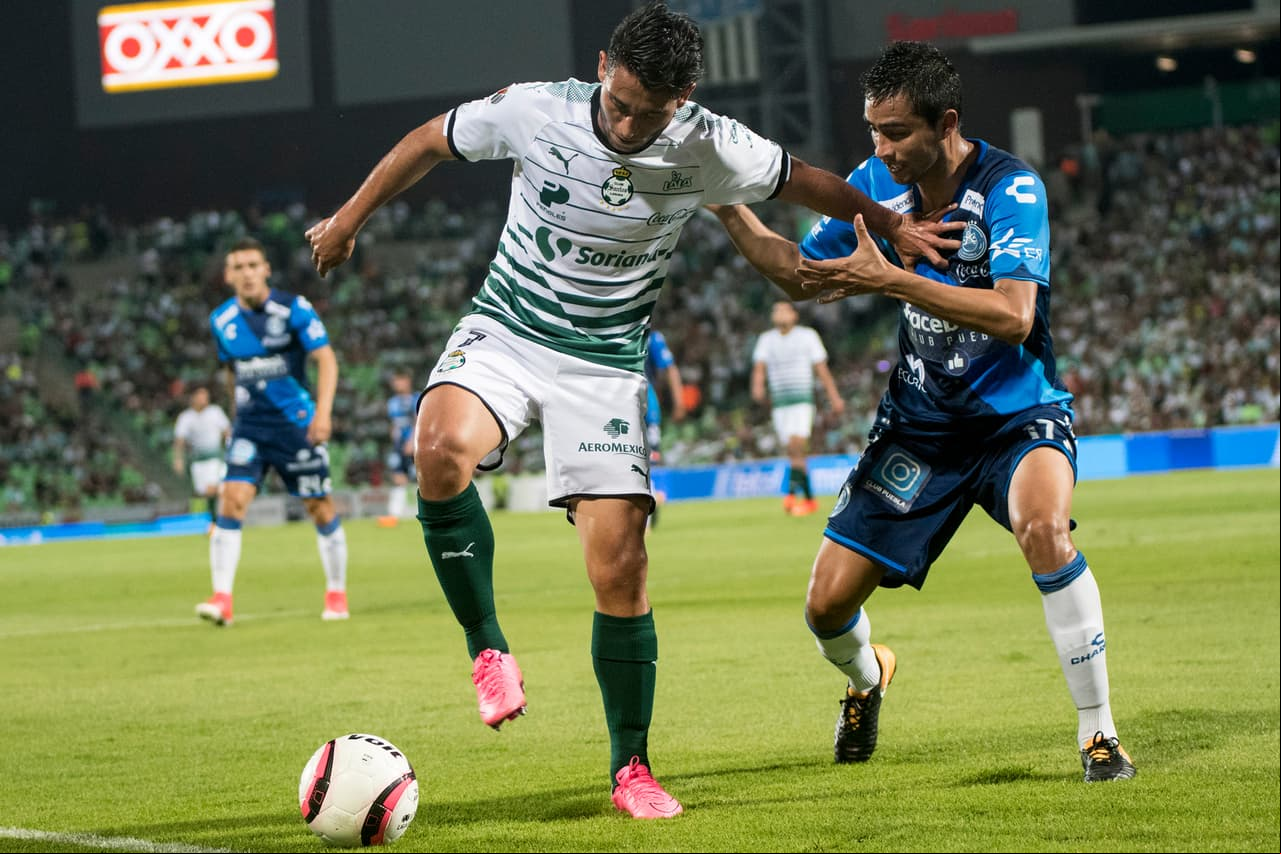 Gael Sandoval (izq.) fue uno de los primeros refuerzos confirmados por Chivas de Guadalajara.