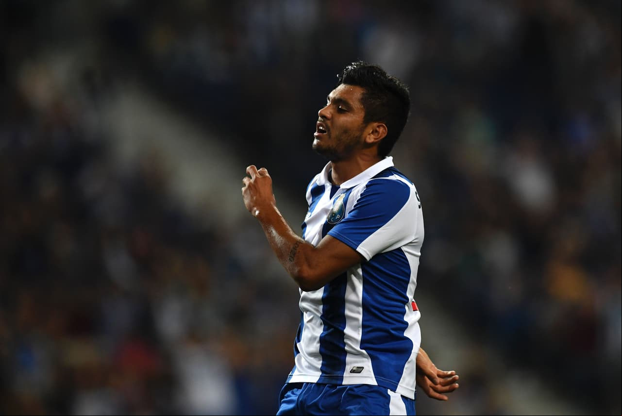 Lo más reciente sobre Jesús 'Tecatito' Corona es un interés desde la Bundesliga. Se dice que el Borussia Dortmund, reconocido por su buen ojo para los jóvenes, lo quiere para la próxima temporada.