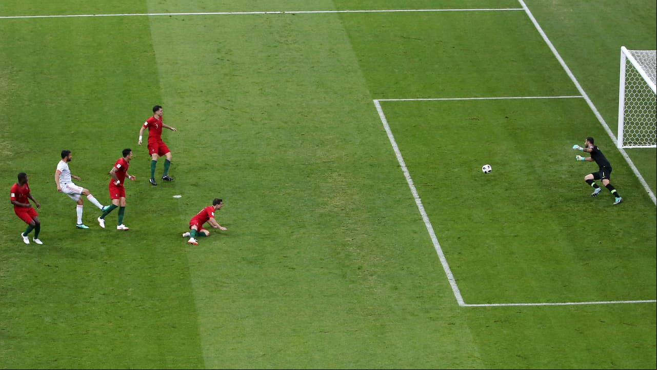 Tras una jugada en la que le ganó un duelo aéreo a Pepe, que protestó falta, Diego Costa marcó el empate 1-1 al minuto 24 del primer tiempo.