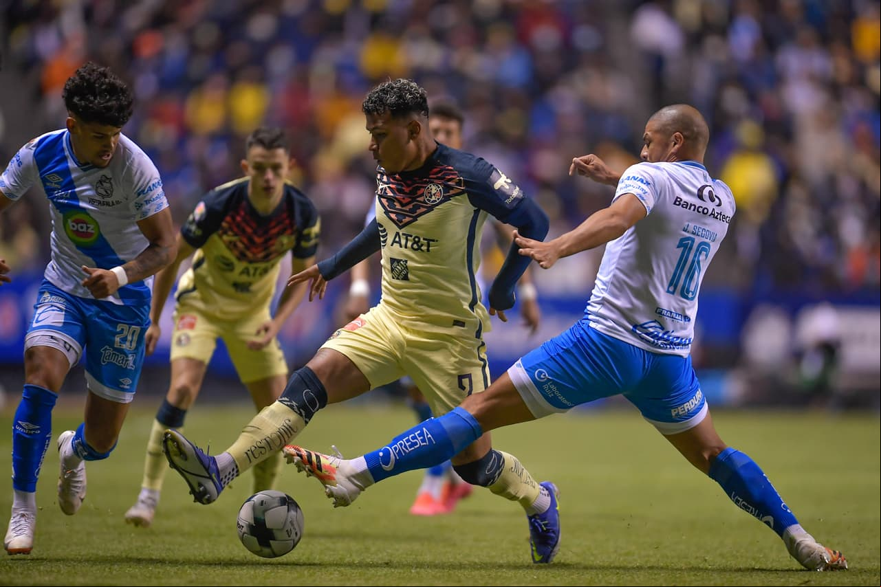En un partido lleno de emociones, América fue de lo sublime con un gol en el minuto 1 a lo ridículo con dos expulsiones en 4 minutos, pero Puebla perdonó, no supo abrir el cerrojo y todo terminó en empate para repartir puntos en el inicio del torneo.