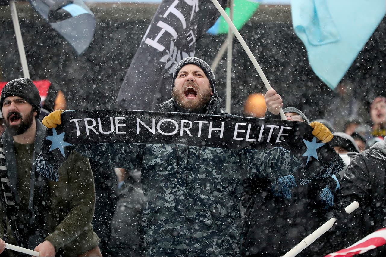 En la tribuna los aficionados de los 'Loons' no se dejaron espantar por la fuerte nevada, y el frío inclemente, gozandop cada minuto del partido y alentando sin parar.