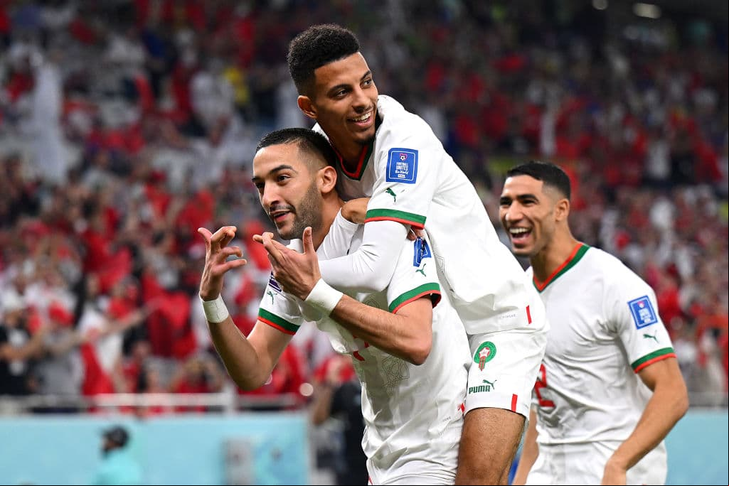 Marruecos y Croacia lograron ese jueves sus boletos a los Octavos de Final del Mundial Qatar 2022, luego de disputar su tercer y último choque del grupo F de la Copa Mundo de la FIFA. En el Estadio Al Thumama, el conjunto marroquí se confirmó como una de las grandes revelaciones de la cita mundialista tras supera por 2-1 a Canadá, con lo cual quedó líder de su grupo y de manera invicta. De otro lado, en el Estadio Ahmed bin Ali, Croacia y Bélgica protagonizaron un duelo intenso entre las selecciones que terminaron como segunda y tercera en el pasado Mundial de Rusia 2018.