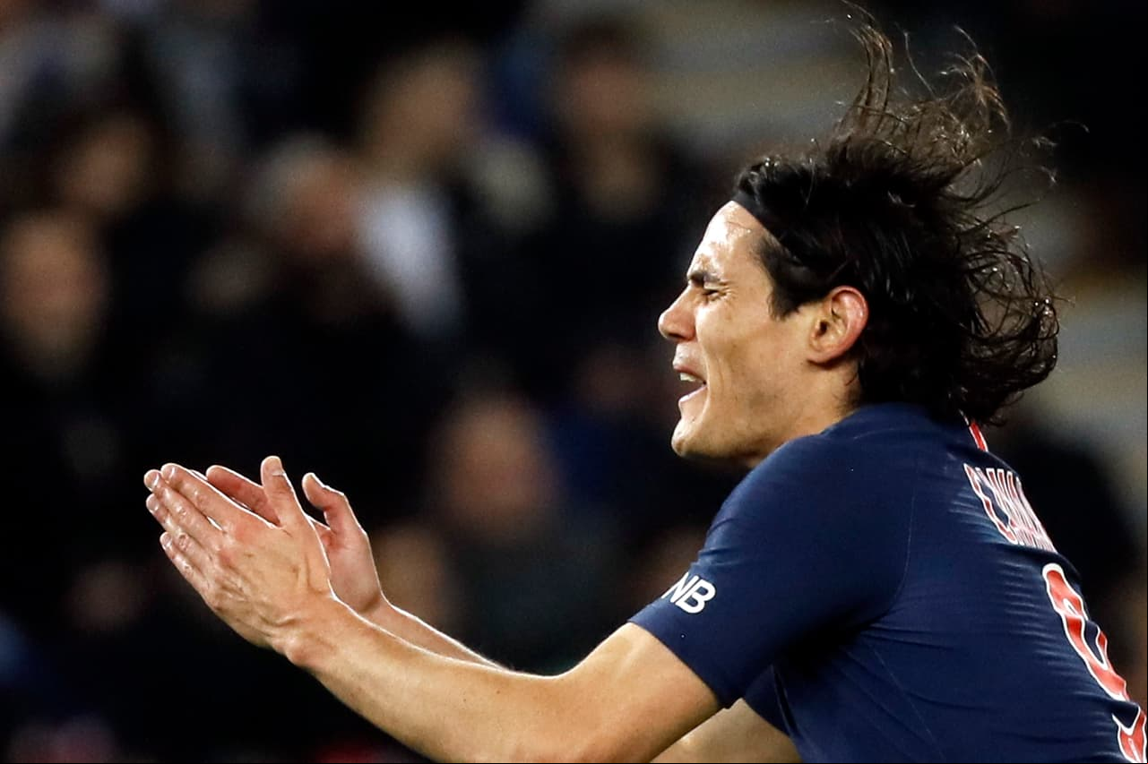 Aquí se aprecia la reacción de Cavani luego del o, pero el árbitro decidió no marcar penalti y en minutos se acabó el primer tiempo.