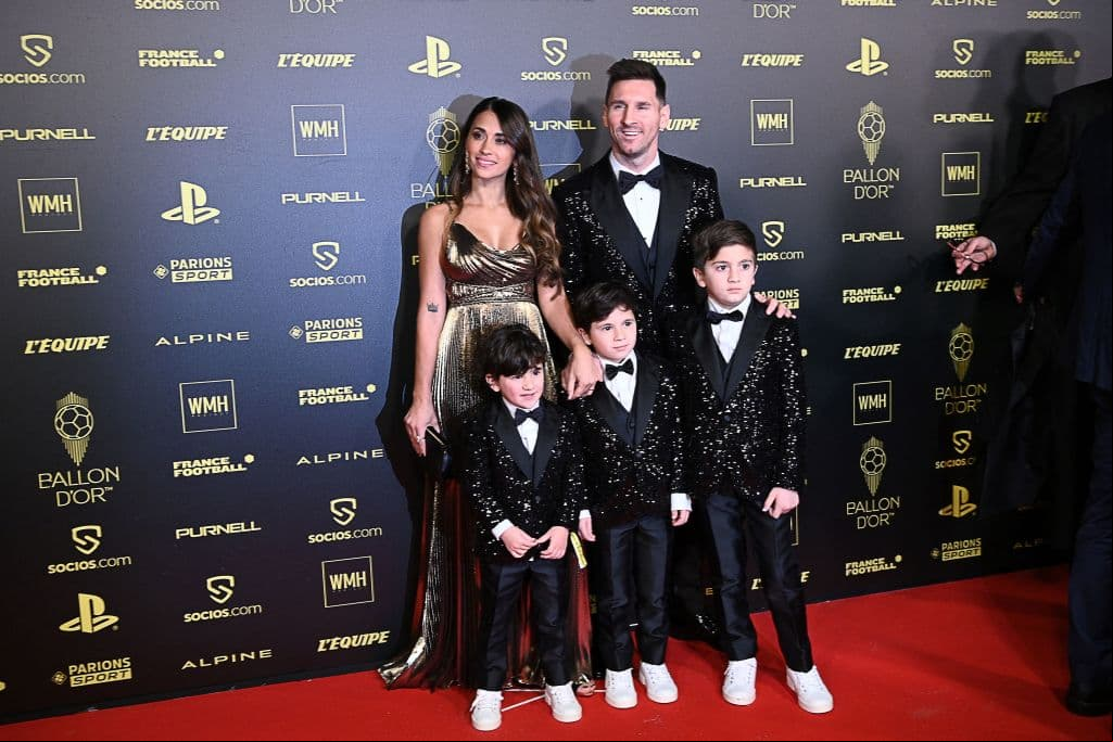 Lionel Messi, jugador de Argentina y del PSG, llegó acompañado por su esposa Antonela Roccuzzo y sus hijos Ciro, Mateo y Thiago.