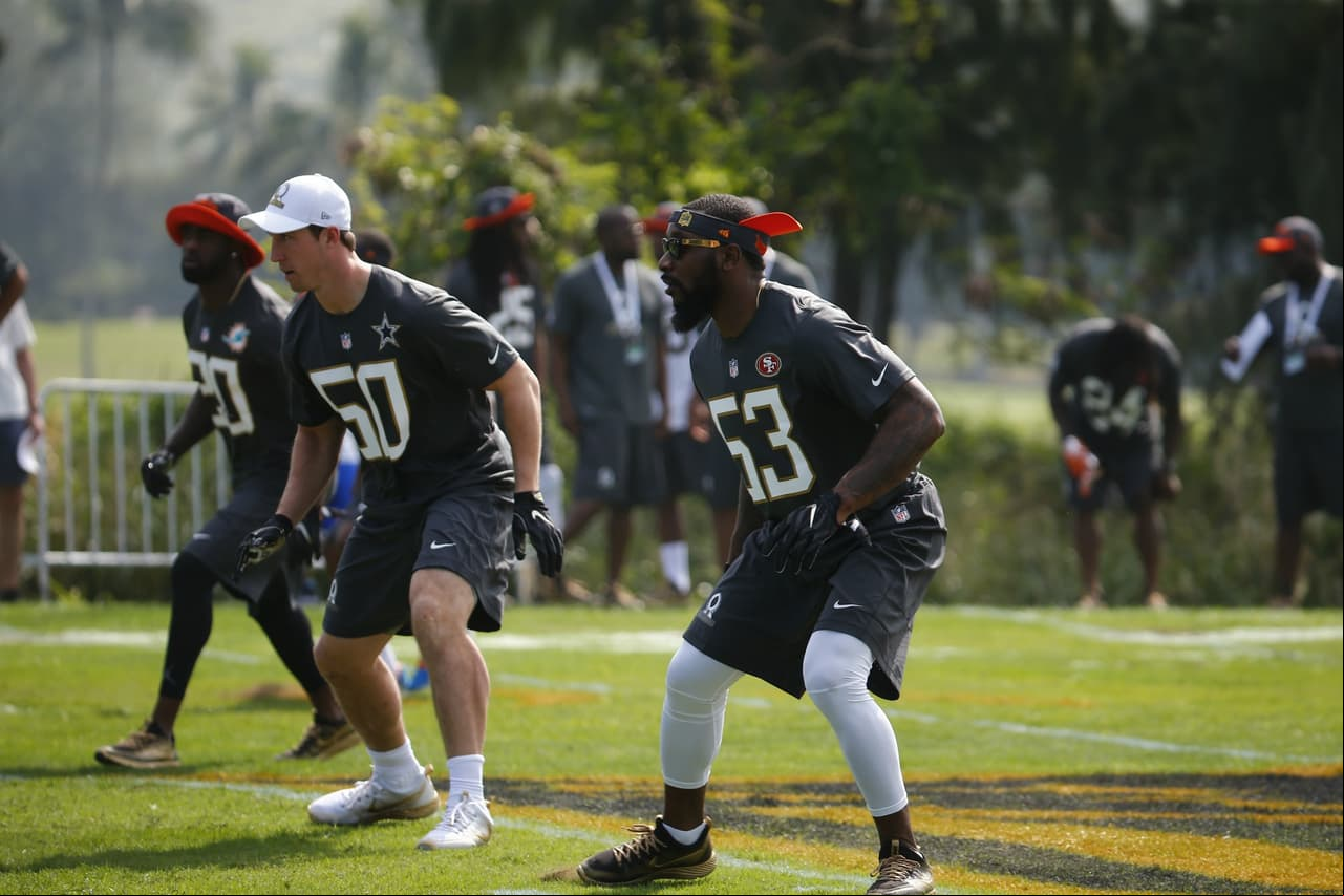 El linebacker de los San Francisco 49ers, NaVarro Bowman, durante las prácticas del Team Irving.