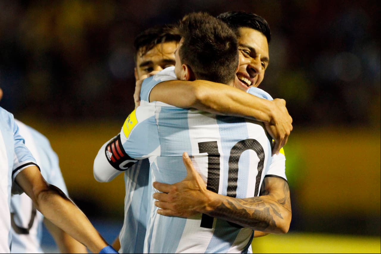 El héroe vestido con el '10' le daba la remontada para la clasificación directa a Rusia.