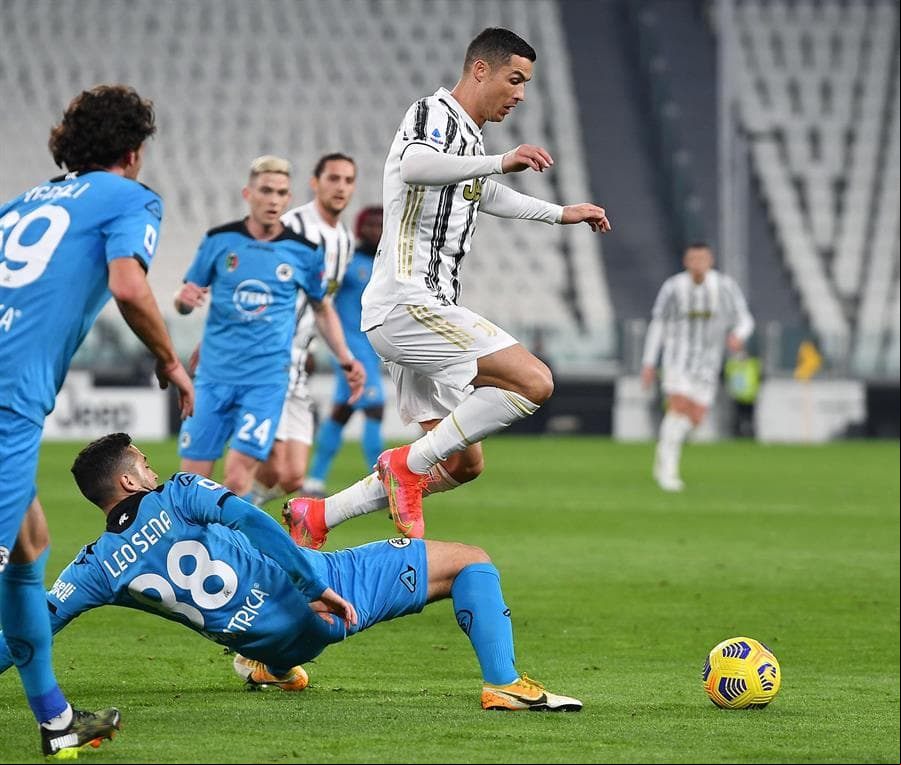 Inicia la Jornada 25 de la Serie A y la Juventus se impone al Spezia Calcio con un marcador de 3-0. Álvaro Morata abrió el marcador hasta la segunda parte del encuentro (62'), quien fue seguido por Federico Chiesa (71'). El tercer tanto cayó al minuto 89, y para cerrar con broche de oro, Cristiano Ronaldo empujó el balón con zurda para darle la victoria absoluta a la Vecchia Signora.