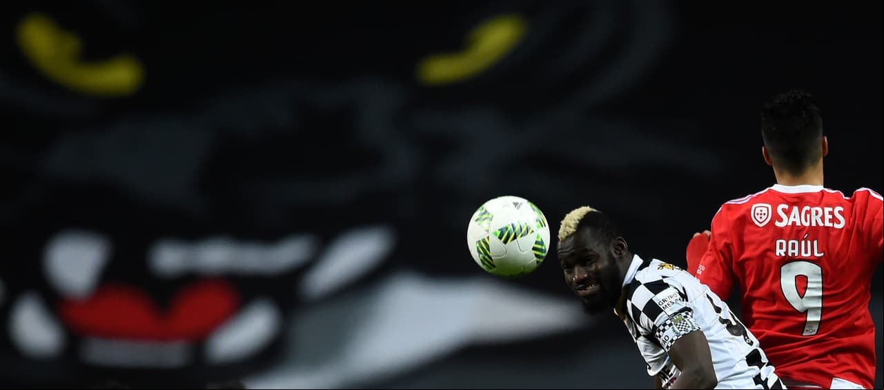 Perseguido por las deudas, en 2008 el Boavista fue descendido istrativamente a la segunda división. Hoy está de vuelta en primera, pero nadie va a verlo. Y en lugar de mostrar gradas vacías se prefiere colocar una manta con una pantera negra gigantesca.