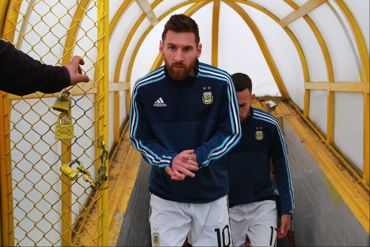 Messi llegó con una deuda y como la gran esperanza de su país para lograr una victoria en una plaza complicada de visitante.