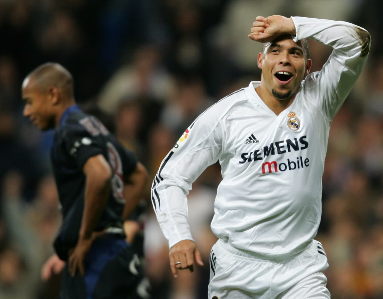 En 2003, el brasileño fue tercero en el reconocimiento como Mejor Jugador de la FIFA. Para 2004, Ronaldo demostró su vigencia goleadora y fue 'Pichichi' en España con 31 tantos. En total anotó 104 veces en 177 presentaciones con el equipo blanco.