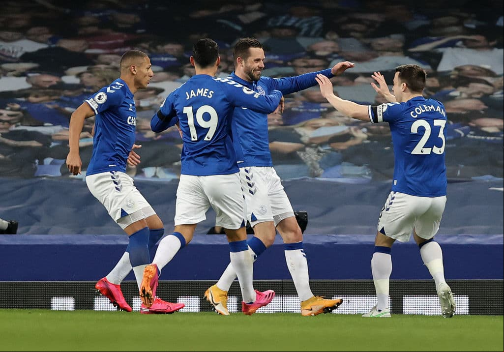 Gylfi Sirgudsson y Harry Kane salen más que encuhafados al terreno de juego y ambos anotan un doblete en el empate 2-2 del Everton y Tottenham de Premier League.