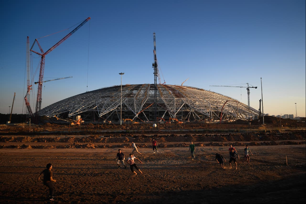 El Samara Arena (Samara) es, quizás, el estadio que más tarde comenzó las obras, pero está previsto que se entregará el próximo mes y a los pocos días tendrá su primer prueba. Ya está lista la cubierta y el césped ya fue implantado. Serán 44,918 espectadores los que puedan estar en este estadio para ver seis juegos del Mundial.