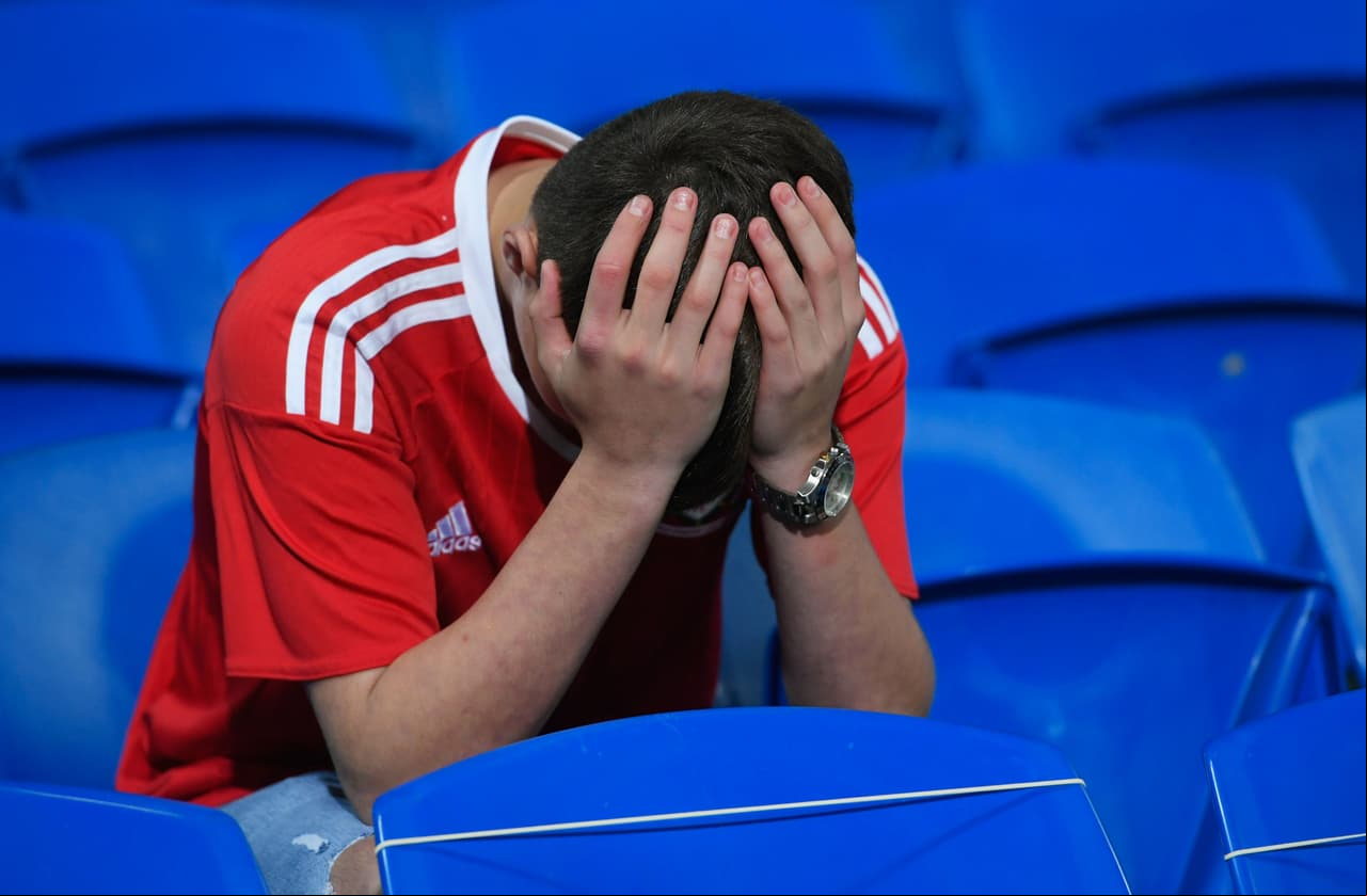 Los aficionados, que habían impregnado de alegría el estadio de Cardiff, se marchaban envueltos en una tristeza enorme.