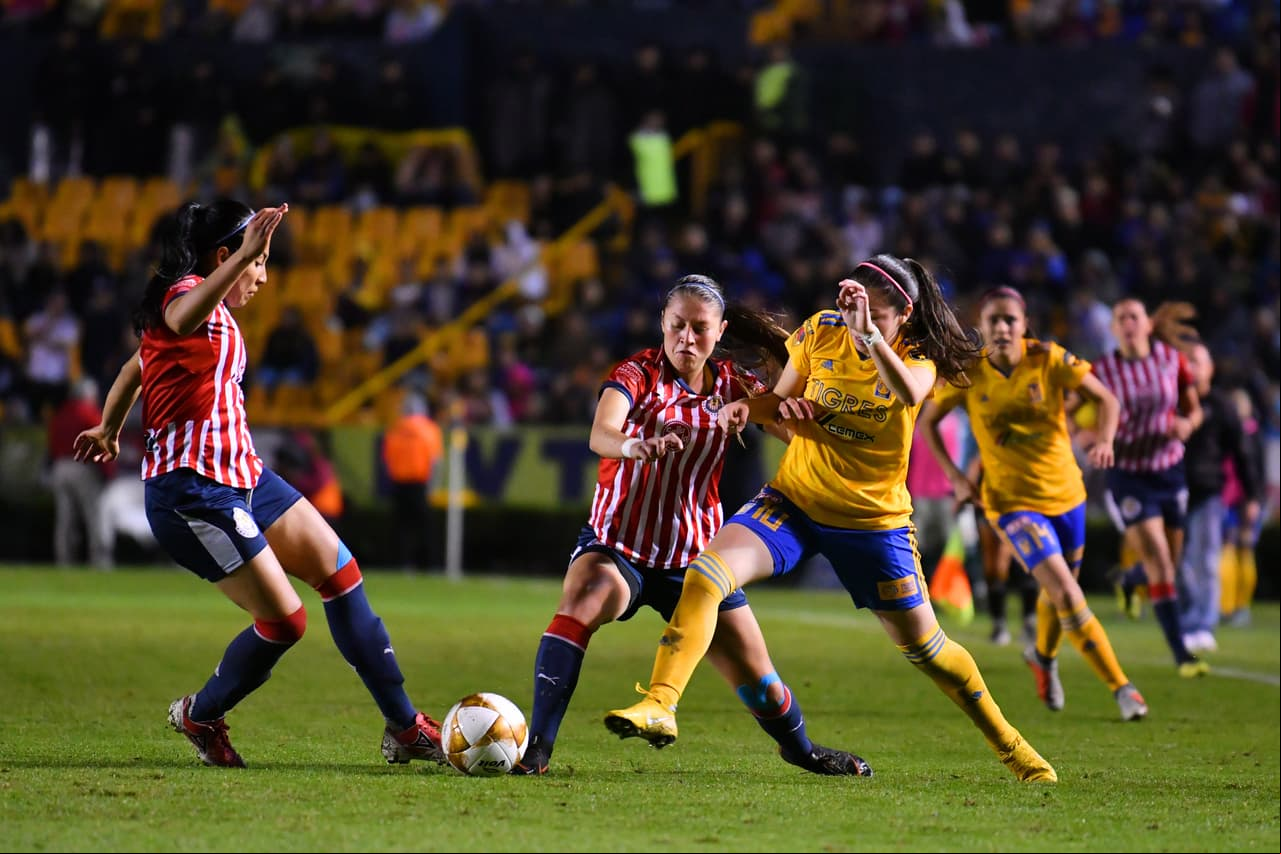 Y con ese factor en contra, a Guadalajara le costó mucho trabajo pisar suelo enemigo, y Tigres le sacó jugo, hasta la última gota, a su superioridad numérica, al grado que no todo estaba dicho.