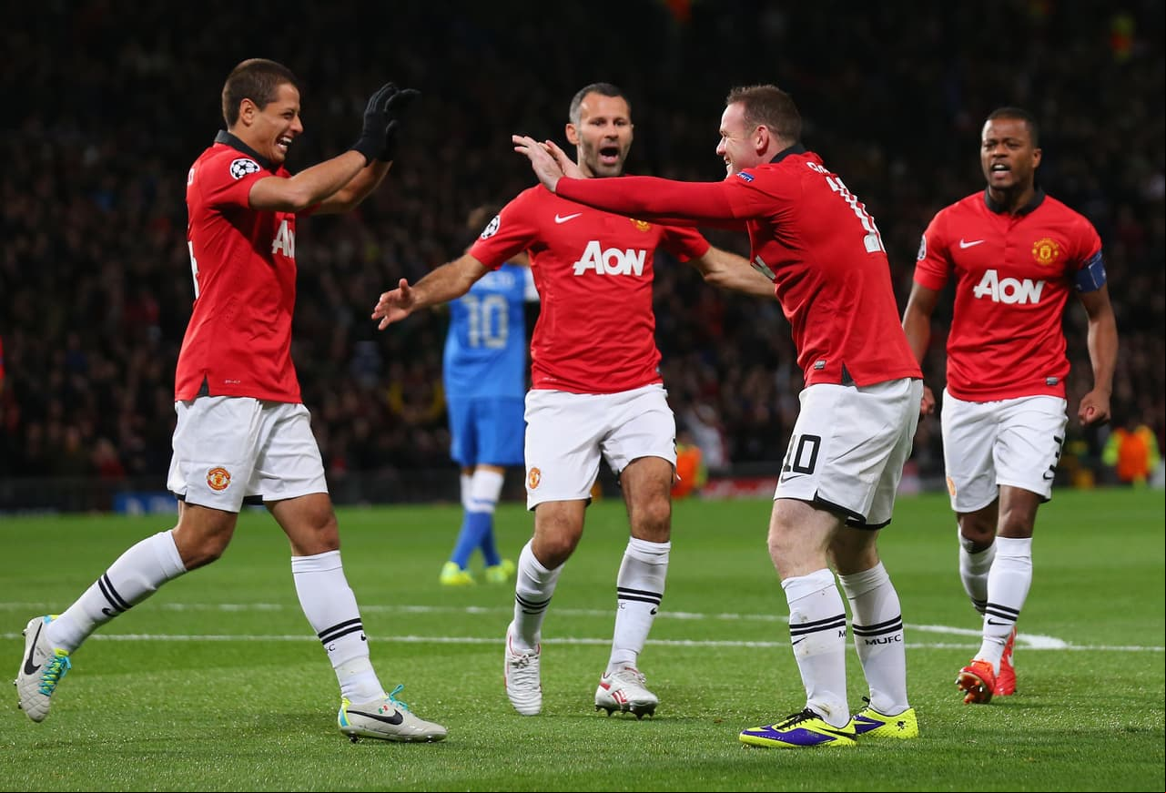 'Chicharito' pronto se ganó el respeto de los grandes referentes del equipo. Wayne Rooney elogió su disposición de trabajo y confesó que le sorprendía su capacidad para el juego aéreo.