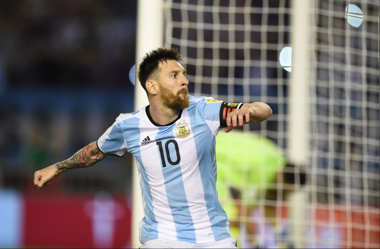 Lo hecho con su talento en la cancha con un gol que le dio la victoria a Argentina contra Chile ahora queda empañado con la ausencia en cuatro partidos de los cinco que quedan por definir la clasificación a Rusia-2018.