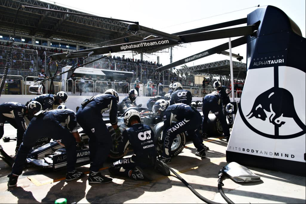 Lewis Hamilton se lleva el Gran Premio de Brasil de la Formula 1, dejando a Max Verstappen en segunda posición y Valtteri Bottas en tercero, logrando el 1-2 para Mercedes Benz; el piloto mexicano Sergio Pérez quedó en cuarta posición.