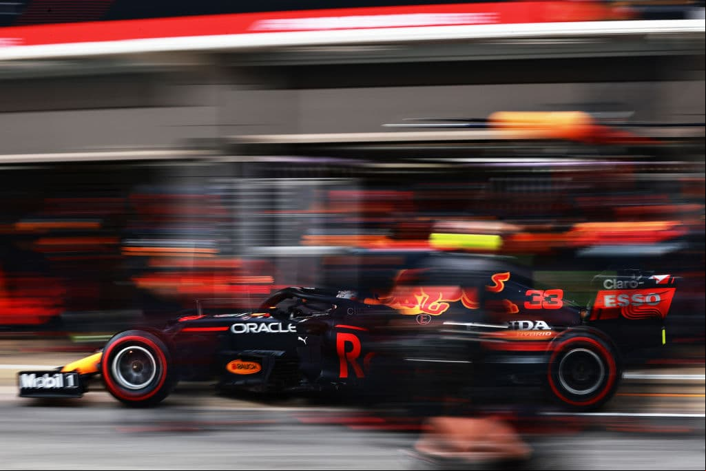 Lewis Hamilton se lleva el Gran Premio de España de la Formula 1. El piloto británico compartió el podio con Max Verstappen de Red Bull, quien cumplió su carrera número 100 y Valtteri Bottas de Mercedes Benz, quien quedó en tercera posición. El mexicano Sergio Pérez obtuvo la quinta posición.