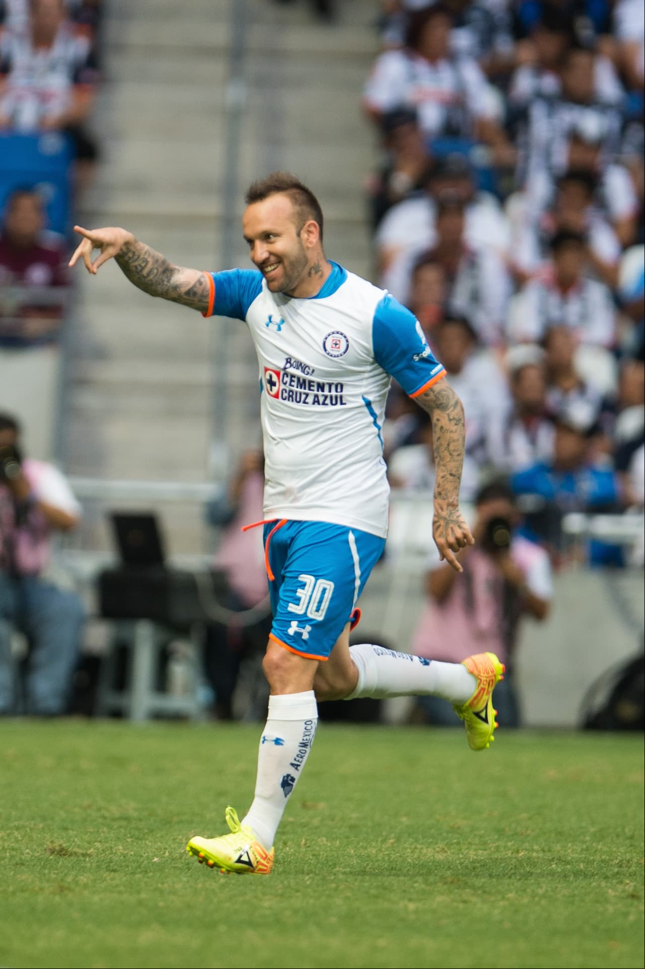 9) Anular a Matías Vuoso debe ser una prerrogativa de Pumas porque el argentino naturalizado mexicano lleva tres de los ocho tantos de su equipo. Al no permitirle marcar estaría evitándose en más de 30 por ciento la posibilidad de anotar de La Máquina.