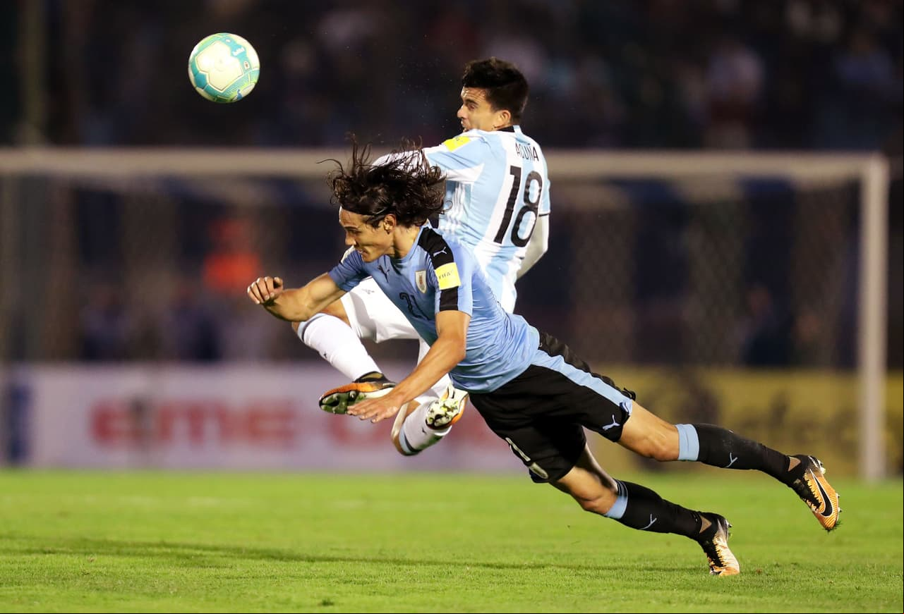 Por otro lado, Édinson Cavani buscaba algún despiste de la defensa visitante para hacer daño.