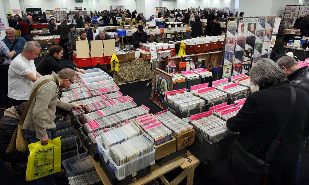 MRC Data comenzó a rastrear electrónicamente las ventas de música en 1991, cuando la compañía era conocida como SoundScan.