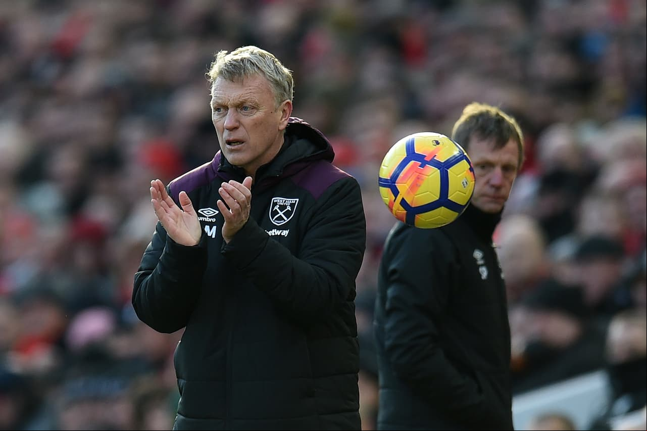 El técnico de West Ham, David Moyes, decidió dejar como suplente al mexicano Javier 'Chicharito' Hernández en el partido en Anfield.
